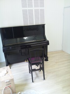 部屋に収まったピアノ